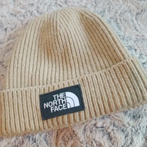 The north face mössa  - Beige North Face mössa, unisex. Fint skick och knappt sliten! 👍🏼