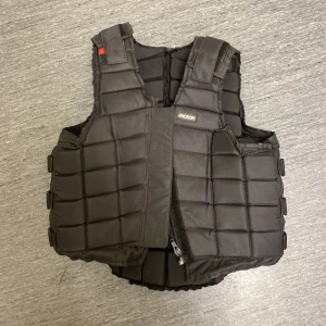 Säkerhetsväst - Säljer min jacson säkerhetsväst  som är i väldigt gott skick då den inte kommer timm användning längre. Storlek Junior xxl Passar mig som bär storlek S☺️ Nypris: 999kr Säljer för 400kr