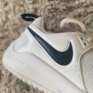 Träningsskor  - Säljer dessa super fina tränings skor för att de är försmå Dom funkar väldigt bra och är super bra skick! Hör av dig för mer info💕💕priset kan diskuteras 