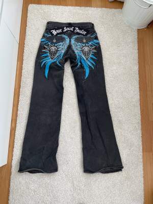 Lågmidjade jeans ursprungligen från HM med fastsytt tryck på.   Säljs då de ej används längre. Passar mig bra i midja som är XS och i längd 163cm  350kr (står ej för frakt) 