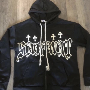 Svart ziphoodie - Hejsan! Säljer min sjukt snygga svarta ziphoodie. Tröjan är i bra skick och har inga hål, fläckar eller liknande skador på sig.  Hör gärna av dig vid intresse !😊