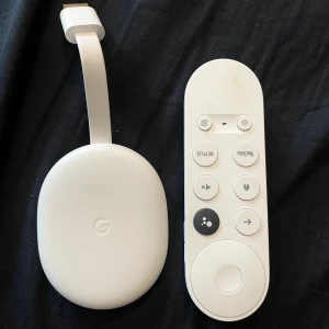 Chromecast  - Endast använd några dagar, behövde byta tv och köpte då en med inbyggd Chromecast, därför jag säljer den. Nyskick. Sladd finns. 
