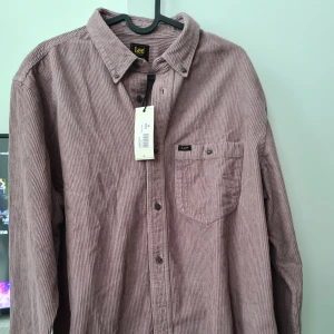Riveted Cord Lavendel Skjorta - Säljer en helt ny exclusive Lee skjorta i räfflat material. 