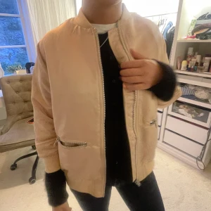 Carin Wester bomberjacka  - Säljer denna najs tre kvsrtsärmade bomberjacka!!❤️