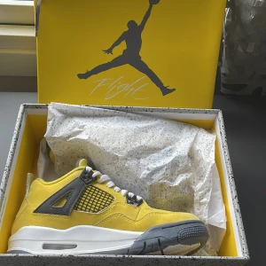 Jordan 4 lightning - Jordan 4 lightning storlek 39. Säljs billigt eftersom har inget kvitto men qr koden funkar. 