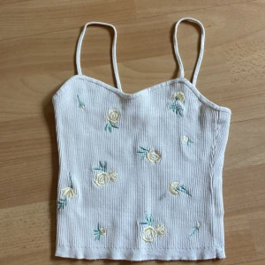 Blommigt linne - Linne från H&M. I fint skick passar utmärkt till sommaren. Skriv privat om du har frågor.💓