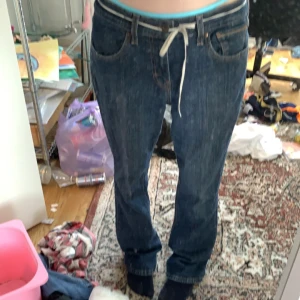 Levi’s jeans - Levi’s jeans, passformen e typ lite baggy ish men samtidigt lite bootcut. Har aldrig använt. Jag är 162 och byxorna är lite för långa för mig. Lite oklart vilken storlek. Skriv för fler bilder eller om ni har frågor, pris kan diskuteras!