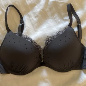 Hunkemöller bh - Endast använd 2 gånger. Så snygg bh med spets och diamanter. Köpt på hunkemöller, har lite pushup. 
