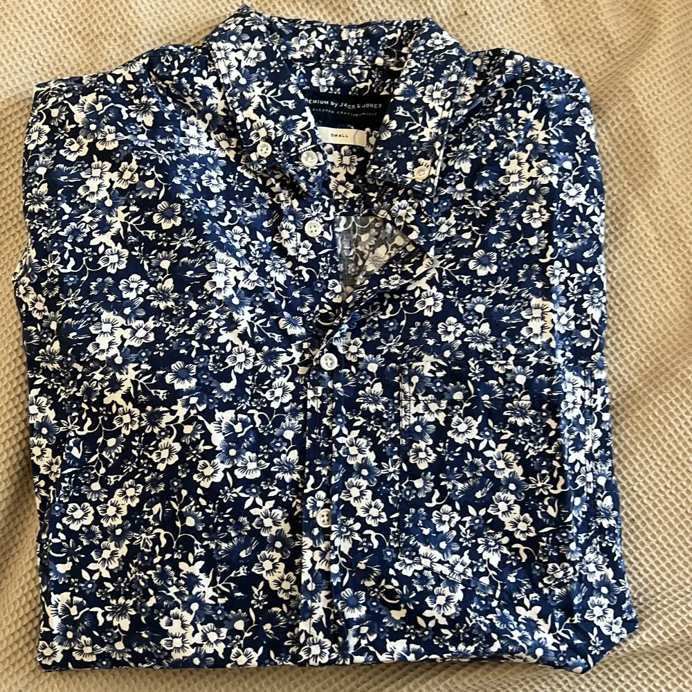 Blåblommig skjorta från Jack&Jones premium i storlek S.. Skjortor.