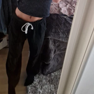 Linnebyxor - Superfina svarta Linnebyxor💓 Storlek S-M och passar mig som är 165 perfekt i längden. Innerbenslängd är 70 cm. Säljer även ett par likadana fast i vit🌸