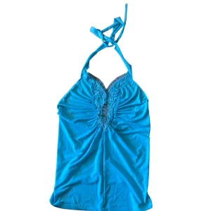 Ljus blå paljett halterneck  - Ljusblå halterneck med fjäril detalj i mesh. Står ingen storlek men gissar storlek xs-s. Kontakta vid intresse <3