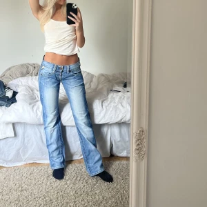 Lågmidjade jeans - Så snygga och unika lågmidjade jeans!! Jag är 166cm💕