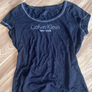 Glittrig Calvin Klein topp - Svart Calvin Kline topp med rhinestone fick den för nått år sen:) den är i storlek M men jag har S och den sitter perfekt på mig<3