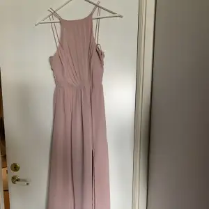 Säljer denna ljusrosa klänning i storlek XS, från bubbelroom. Endast använd en gång.  200kr + frakt