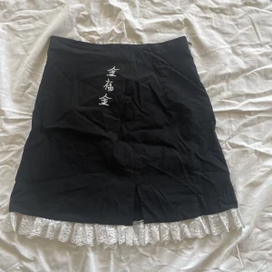 Highwaist svart söt kjol - Vart min favvo kjol många år, väldigt fin lite y2k stil med spets, kan stretchas ut och stannar precis över knäna 