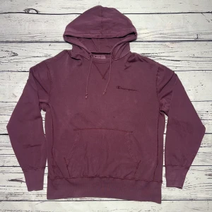 Champion Hoodie Vinröd - Märke: Champion Typ: Hoodie Färg: Vinröd Kroppstyp: Unisex Skick: Mycket Bra   Sparande av miljö  30x  lägre utsläpp jämfört med ny vara Sparat vatten ca 3950 liter Sparat CO2 ca 6.8 kg