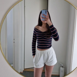 Randig topp - Marinblå randig topp från Bikbok. Croppad och lite off shoulder som ni ser på bilderna.