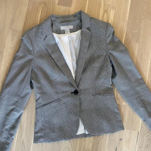Kavaj - Grå kavaj från H&M. Bra skick. Strl 34.