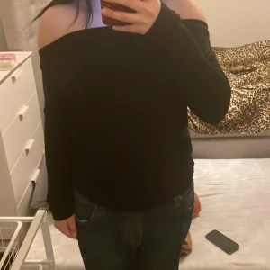 offshoulder tröja - jätte fin offshoulder tröja från shein den e använd npgra gånger men ser inte använd ut💋