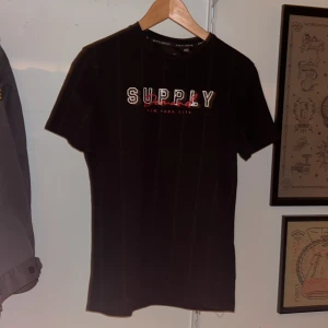 Supply & Demnd T-Shirt - Denna tröja köptes för prick 1 år sedan och den har inte blivit andvänd så mycket eftersom att storleken är väldigt liten för att vara S så tröjan är i bra skick, andledningen till att jag säljer den är den samma som varför jag inte har andvänt den så mkt