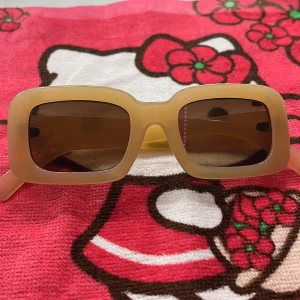 Oranga solglasögon från h&m - Säljer för att de inte används längre. Har använts 2 gånger. Inga skador och är helt fläckfria. Kontakta om du har frågor, klicka på köp om du vill ha!