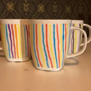 Pansexuell mugg ^^ - Pansexuella flaggan mönster på en ca 7-10cm hög och 4-7cm bred(jätte osäker) men själva muggen är från Ikea och jag har gjort mönstret, glömde skriva att det går att diska dem på de andra, och jag gör gärna fler Pride flaggor skriv till mig vad ni vill ^^