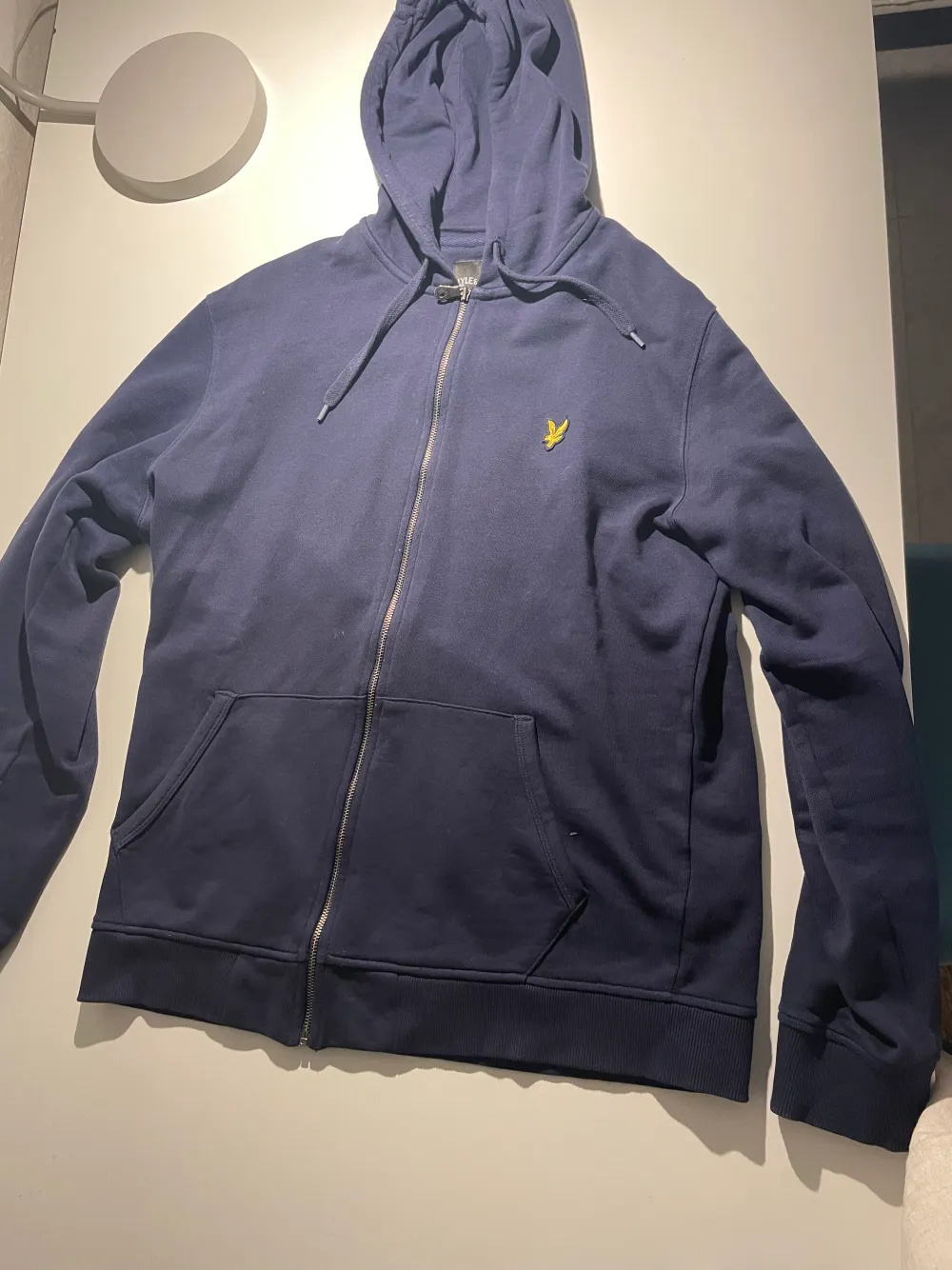 Lyle and scott tröja med zip och luva. Säljer den i storlek large för 349 kr utan frakt (nypris 800kr). Knappast använd i 9/10 cond.. Tröjor & Koftor.