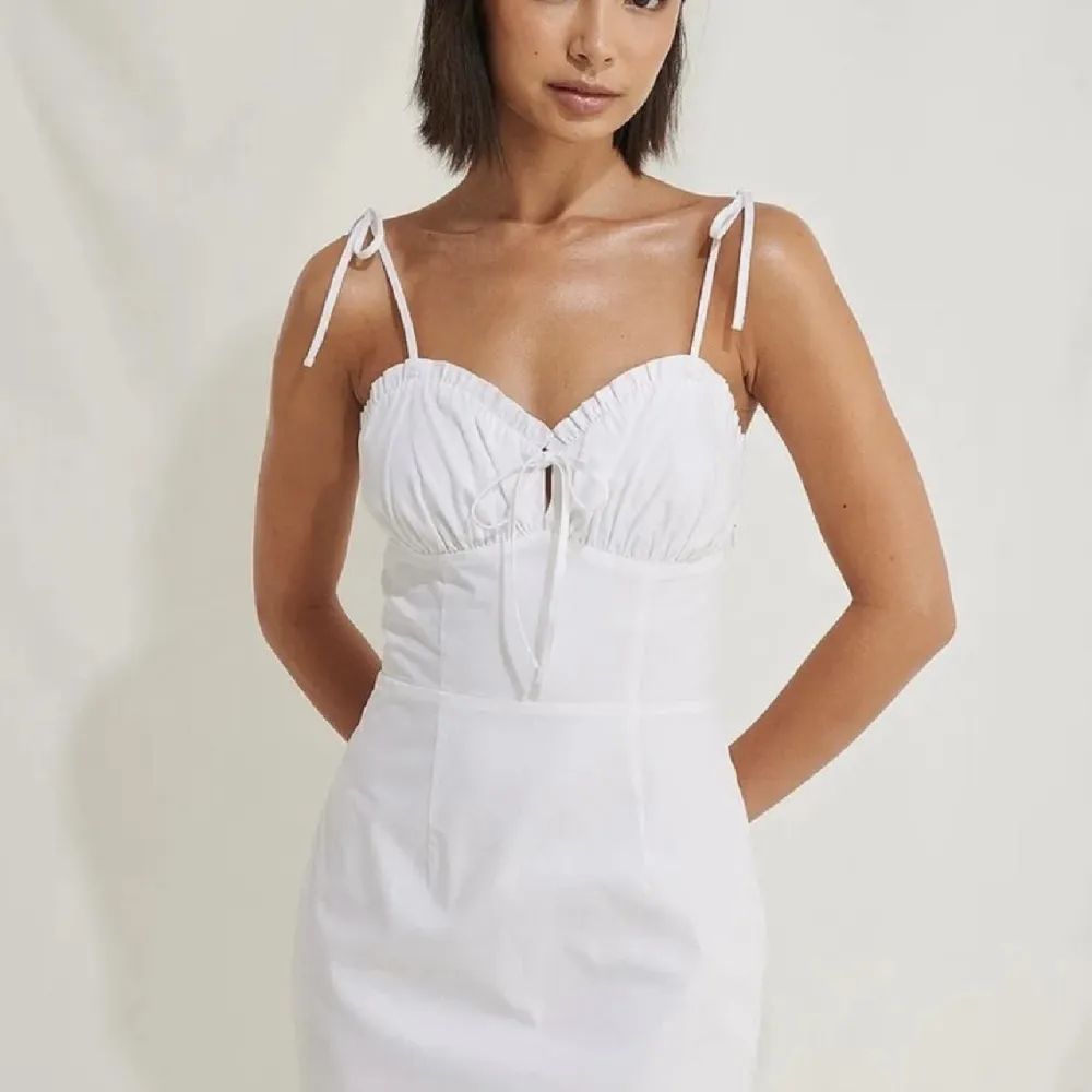 Säljer denna superfina vita klänningen från NA-KD i Moa Matssons kollektion. Den är helt oannvänd med lapp kvar och är slutsåld på hemsidan. Sitter som en 36/38. Orginalpriset var 379 kr. Perfekt studentklänning!! Hör av er för fler bilder! . Klänningar.