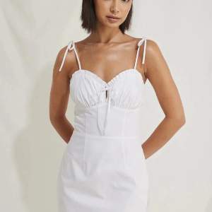 Säljer denna superfina vita klänningen från NA-KD i Moa Matssons kollektion. Den är helt oannvänd med lapp kvar och är slutsåld på hemsidan. Sitter som en 36/38. Orginalpriset var 379 kr. Perfekt studentklänning!! Hör av er för fler bilder! 
