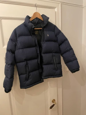 Ralph Lauren dunjacka - Mörkblå snygg Ralph Lauren dunjacka stl.14-16 år.