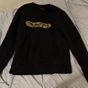  Hugo Boss tröja - Väldigt fin och snygg tröja. Använd fåtal gånger. Nypris 800 kr