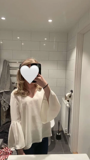 Vit blus - Säljer denna blusen pga att den inte kommer till användning, pris kan diskuteras💗