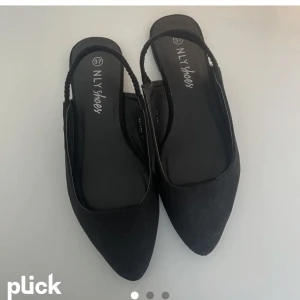 Spetsiga ballerinaskor  - Jättefina spetsiga ballerina skor från Nelly.com. Superfint att ha till längre byxor eller klänning så att spetsen sticker fram. Sista bilden är den lånad bild från Matilda Djerf som inspirationsbild🥰🤍