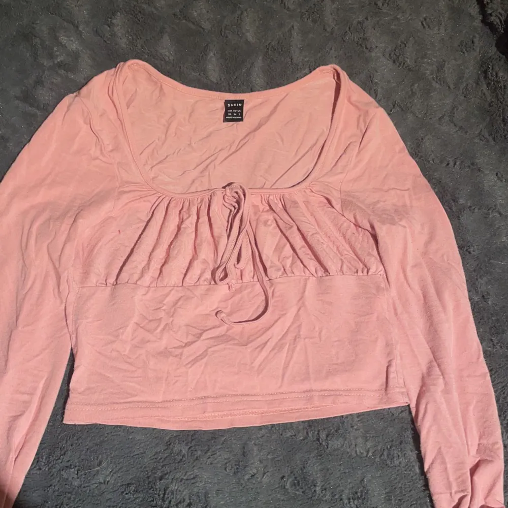 fin rosa tröja från shein som man knyter, inte använd många gånger, kom privat för fler bilder ❤️ priset kan diskuteras vid snabb affär ❤️. Blusar.