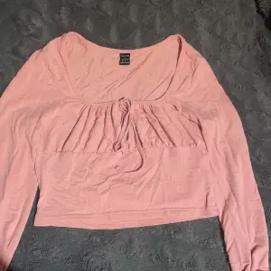 fin rosa tröja från shein som man knyter, inte använd många gånger, kom privat för fler bilder ❤️ priset kan diskuteras vid snabb affär ❤️