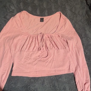shein tröja  - fin rosa tröja från shein som man knyter, inte använd många gånger, kom privat för fler bilder ❤️ priset kan diskuteras vid snabb affär ❤️