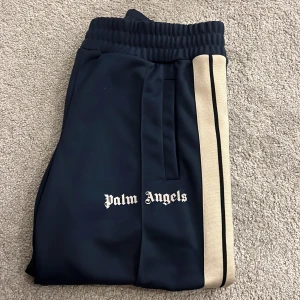 Palm angels byxor - Jättefint skick. Storlek S, unisex eller herr tror jag. 