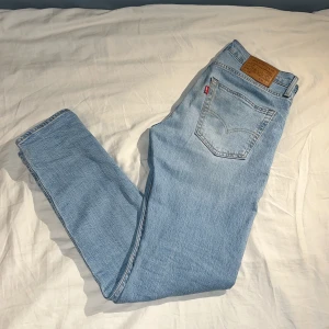 Levis 512 - Hallå! Lägger nu ut mina Levi’s 512 då de är lite för långa för mig.  Dem är använda men har inga skador eller hål, skick 8/10.  Köpte för ett tag sedan i butik. Nypris: ca 1 000kr. Skriv gärna om ni har frågor eller vill ha fler bilder. :)