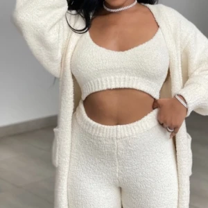 3 delars set  - Set med kofta i nyskick, köpt från Fashionova. 