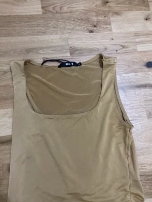 Bikbok - Linne ifrån Bikbok färgen brun/gul stolek Xs