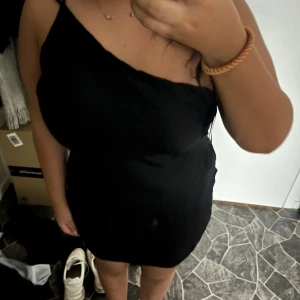 Satin klänning  - Svart satinklänning med fin detalj över ryggen!! Skriv för bättre bilder på klänningen❤️