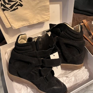 Isabel marant skor - Isabel marant skor i fint skick, köpt på vintagebutiken 2nd street i nyc för 109$ dustbag och original box tillkommer