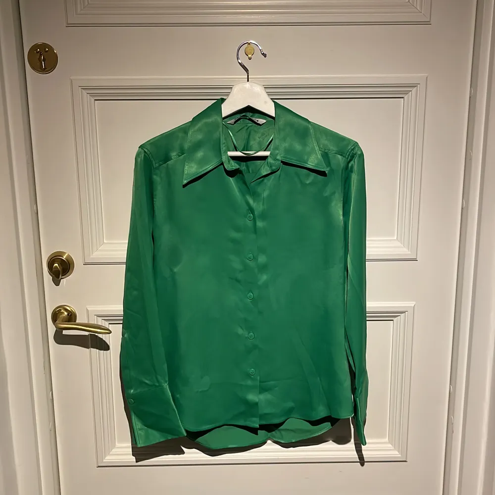 Grön skjorta från zara. Färgen blir inte riktigt tydlig på bild, lite mer stark/klar i verkligheten. Knappt använd. Strl S. Skjortor.