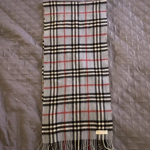 BURBERRY SCARF/HALSDUK - KASHMIR - Säljer denna sjukt feta Burberry halsduken i kashmir! Den är givetvis äkta, skriv om ni jag frågor! Perfekt färg som passar till allt - men som också kommer värma perfekt nu till vintern! 