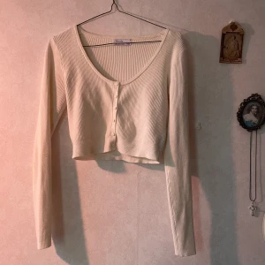 Vit ribbstickad cropped kofta - Vit mjuk ribbstickad cropped kofta