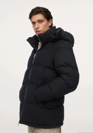 Vinterjacka Mango - En helt ny vinterjacka från Mango.   Strl S men sitter mer som en M.  Jackan är Navy med silverdragkedja. Ord pris:1700kr  Skriv gärna vid frågor och funderingar