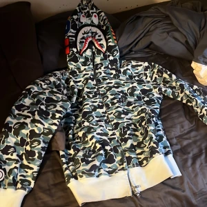 blå bape zip - Har inte användt på ett tag. köpt på plick för 600. använd fåtal gånger så är i topp skick 10/10. 
