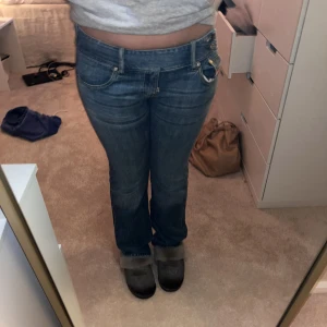 Skitsnygga diesel jeans - Säljer mina sjukt snygga diesel jeans då dem aldrig kommer till användning, köpta begagnade men tvättade. Skriv för fler bilder!
