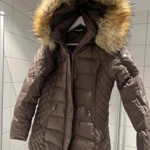 Rockandblue beam mid fake fur jacket - Super fin vinterjacka från rock n blue med fin fejkpäls i väldigt bra skick. Säljes pga att den är för liten!