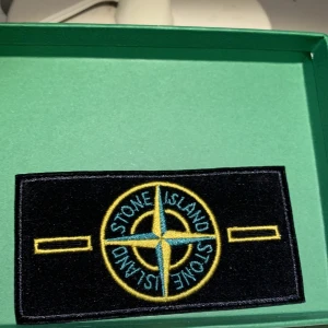 Stone island märken - Knappar och tråd med nål följer med. Helt nya oanvända  